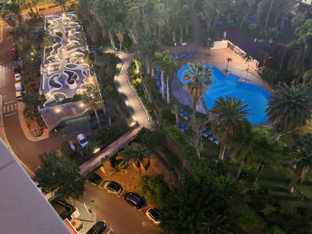 Iluminación de los jardines del Hotel Precise Resort Puerto de la Cruz​